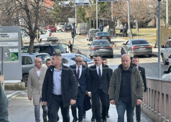 Kurti viziton vajzën e cila u lëndua nga rënia e kulmit në Komunën e Re