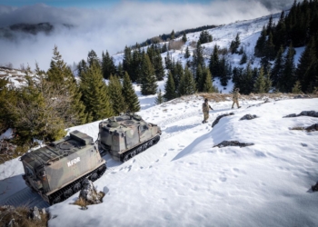 Ushtarët italianë të KFOR-it patrullojnë përgjatë vijës kufitare Kosovë – Serbi