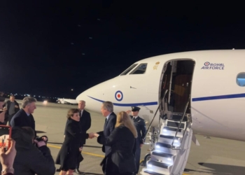 Diplomati britanik arrin në Kosovë, pritet nga Gërvalla