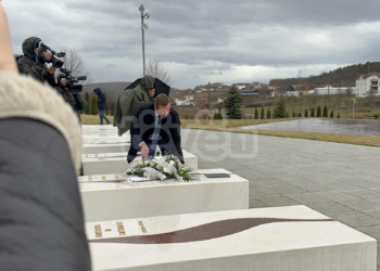 Avokati Stojkoviq bën homazhe te varri i Blerina Jasharit në Prekaz