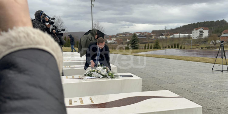 Avokati Stojkoviq bën homazhe te varri i Blerina Jasharit në Prekaz