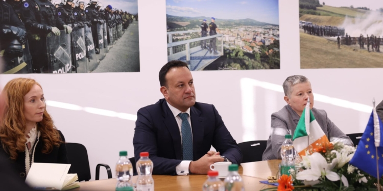 Kryeministri i Irlandës viziton EULEX-in, flasin për sigurinë në Kosovë