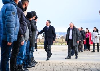 Bulliqi bashkë me Kurtin e ministra të tjerë ishin për ngushëllime te familja e 18 vjeçarit