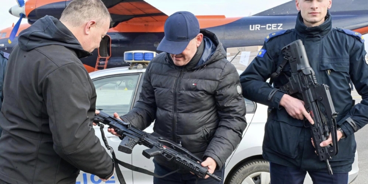 Sveçla: Nga sot të gjitha patrullat e Policisë do të pajisen me armë të gjata