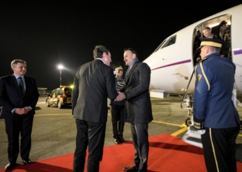 Kryeministri i Irlandës arrin në Kosovë, pritet nga Kurti