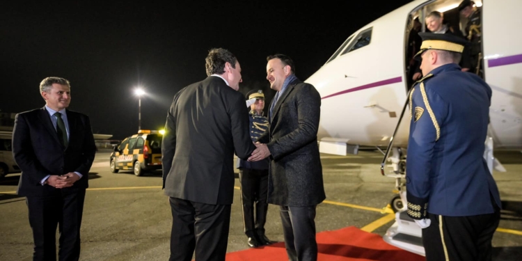 Kryeministri i Irlandës arrin në Kosovë, pritet nga Kurti