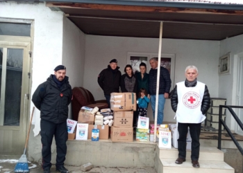 KFOR-i dhuron pako ushqimore për familjet në nevojë