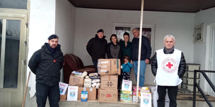 KFOR-i dhuron pako ushqimore për familjet në nevojë