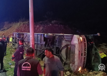 9 të vdekur dhe 30 të plagosur në Turqi, pasi autobusi doli nga rruga