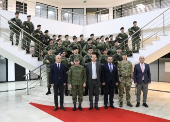 Britania vlerëson angazhimin e ushtarëve të Kosovës në stërvitjen e kolegëve ukrainas