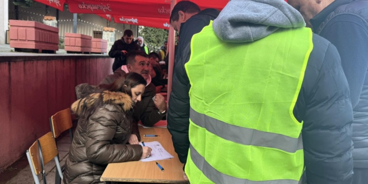 Nis peticioni i qytetarëve për shkarkimin e kryetarit të Komunës së Zveçanit