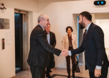 Krasniqi takohet me shefin e OSBE-së, flasin për udhëzimin administrativ të kryetarëve në veri