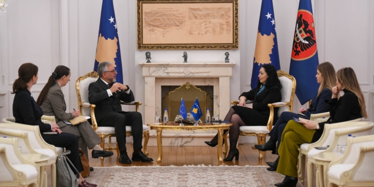 Osmani dhe shefi i EULEX-it diskutojnë për sigurinë dhe sundimin e ligjit