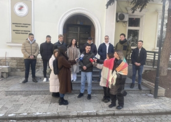 Parlamenti Studentor me aksion simbolik para Rektoratit, ankohet për kushtet e studentëve