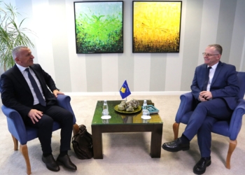 Bislimi takohet me Kamberin: Këtë vit ndamë 3 milionë për Luginën