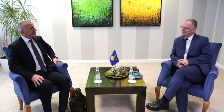 Bislimi takohet me Kamberin: Këtë vit ndamë 3 milionë për Luginën