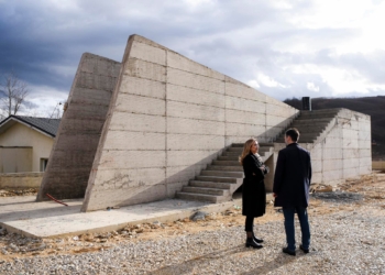 Ministri Çeku inspekton punimet e memorialit për daljen e parë publike të UÇK-së