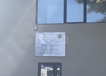 Dëmtohet stema e Kosovës në objektin e zjarrëfikësve në Zveçan