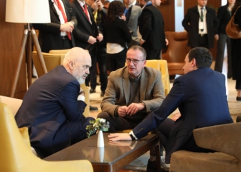 Kurti takohet me Ramën e Taravarin: Duhet të jemi krah për njëri-tjetrin