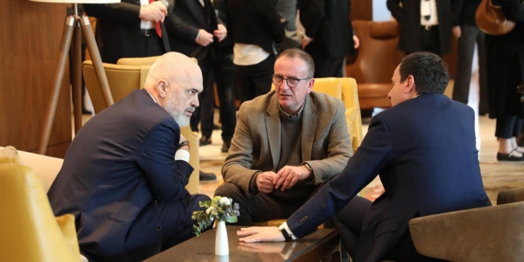 Kurti takohet me Ramën e Taravarin: Duhet të jemi krah për njëri-tjetrin