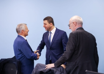 Krasniqi takon shefin e Zyrës së BE-së dhe ambasadorët gjerman, francez e italian – PDK do të luajë rol konstruktiv