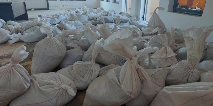 Policia kryen bastisje në Zveçan, gjen sërish thasë me rërë që u përdorën për barrikada