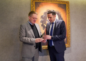 Abdixhiku i dhuron Abbottit një helmetë ilire, në takimin lamtumirës