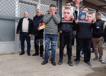 “A patë fytyrë për me vra një jetim”, nipi thur poezi emocionuese për 18-vjeçarin