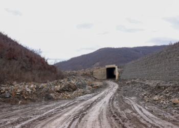 Pritej të përfundohej më 2023: Autostrada Prishtinë – Gjilan kantier ndërtimi me gropa e lloç
