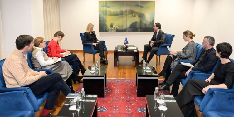 Kurti takohet me Von Cramonin, flasin për zgjedhjet evropiane