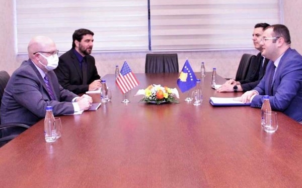 ​Hovenier takohet me guvernatorin e BQK-së, kërkon të shtyhet vendimi për dinarin serb