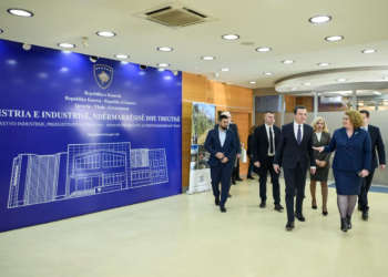 Kurti ofron mbështetje në avancimin e Agjencisë për Regjistrimin e Bizneseve të Kosovës