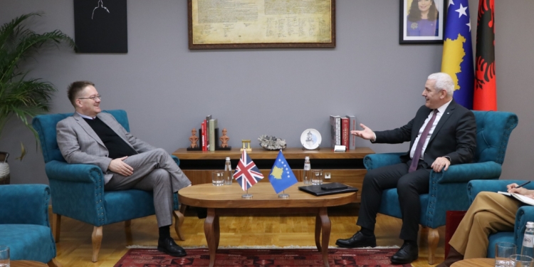 Abbott në takim me Sveçlën: Britania mbështet përpjekjet e Kosovës për ta hetuar sulmin në Banjskë