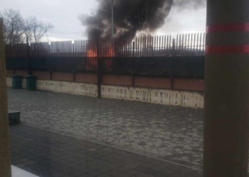 Digjet një veturë në Gjilan