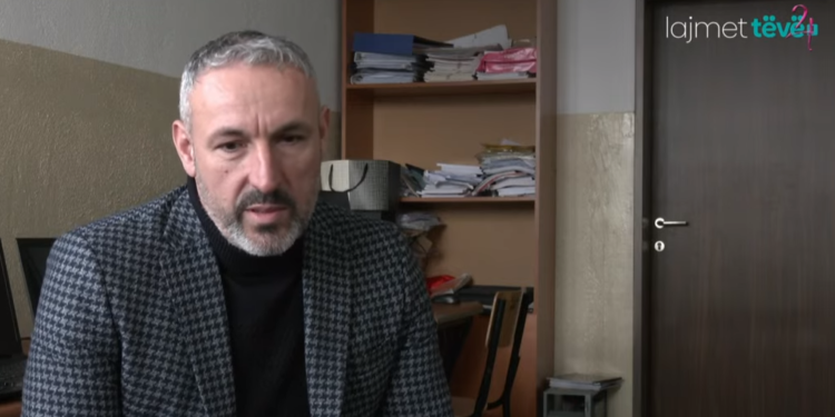 Mërgimtari nga Suedia dhuron donacione në shkolla