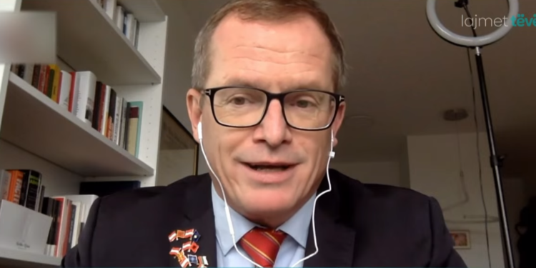 Analisti austriak: Vuçiq nuk dëshiron opozitë, perëndimi po hesht