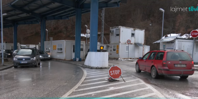 Veturat me targa RKS hyjnë në Serbi pa stikersa