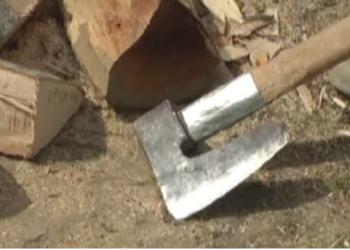 Mosmarrëveshje mes qiftit, burri e dëmton dyshemenë dhe derën e shtëpisë me sëpatë