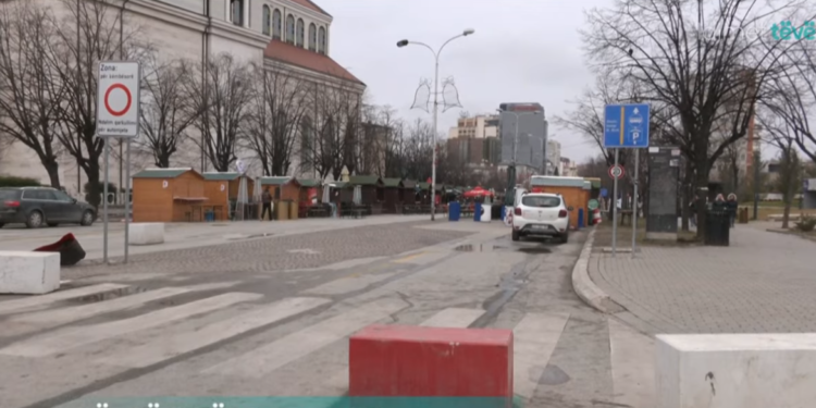 Këmbësorët duan shesh, shoferët kërkojnë hapjen e rrugës