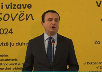 Kurti e Gërvalla “përcjellin” kosovarët e parë pa viza