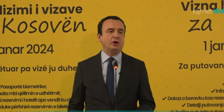 Kurti e Gërvalla “përcjellin” kosovarët e parë pa viza