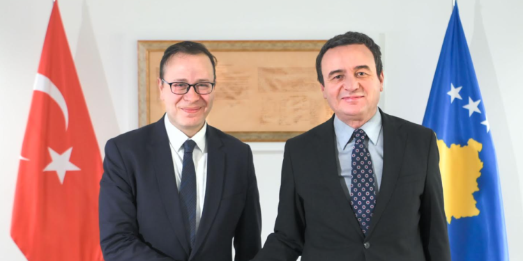 Kurti priti Ambasadorin e Turqisë në Kosovë, ai i uroi liberalizimin e vizave