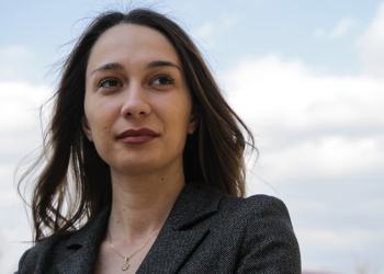 Deputetja e VV-së e konfirmon se e reja e lënduar dje nga kulmi i komunës është motra e saj