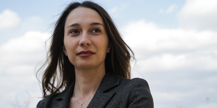 Deputetja e VV-së e konfirmon se e reja e lënduar dje nga kulmi i komunës është motra e saj