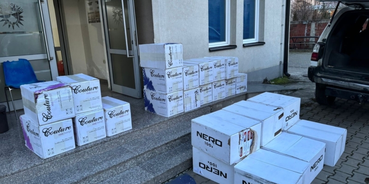 Kanosi policët, pasi u kap duke kontrabanduar cigare