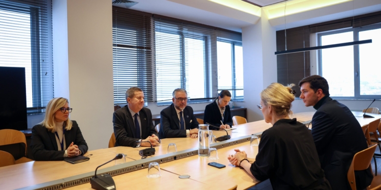 Szunyog takohet me Cramon, flasin për situatën politike dhe atë të sigurisë në Kosovë