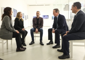 Abbott mirëpret sekretarin britanik në Kosovë