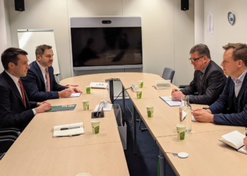 Lajçak takon opozitarin serb, flasin për dialogun me Kosovën