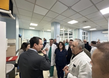 Kurti viziton të lënduarit nga shpërthimi i bombolës në Mitrovicë