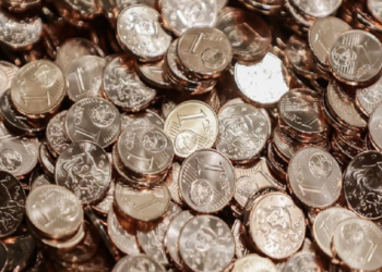 Gabim me yjet në flamur, Franca shkatërron miliona euro